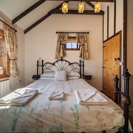 Geraghtys Farmyard Pods Κάμπινγκ *