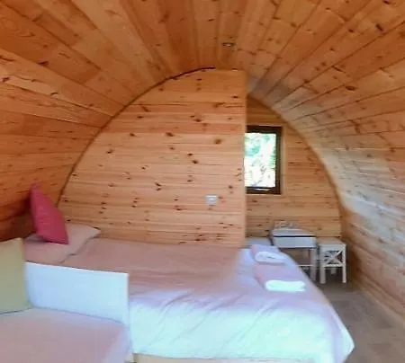 Κάμπινγκ Geraghtys Farmyard Pods