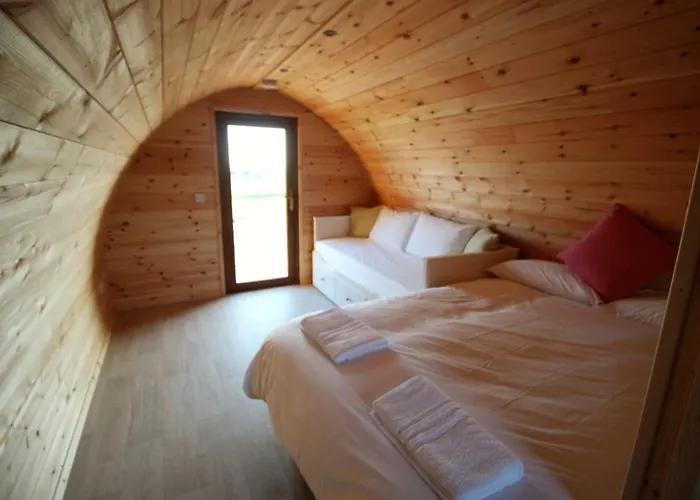 Кемпинг Geraghtys Farmyard Pods Белмаллет